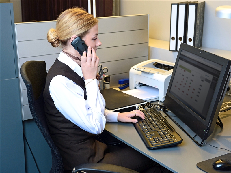 Mit einem Kunden telefonisch einen Veranstaltungsablauf besprechen