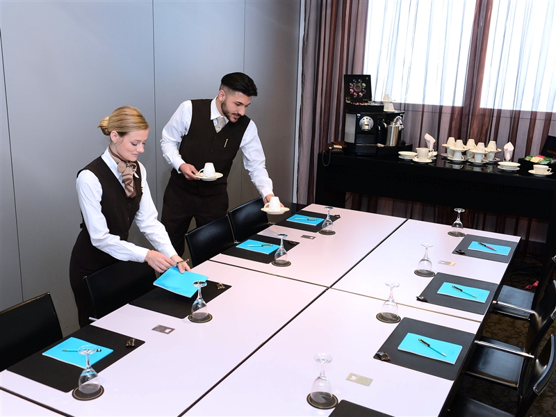 Einen Tagungsraum für eine Veranstaltung vorbereiten