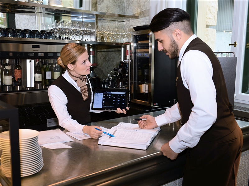 Anhand des Reservierungsbuches die Tischeinteilung  vornehmen