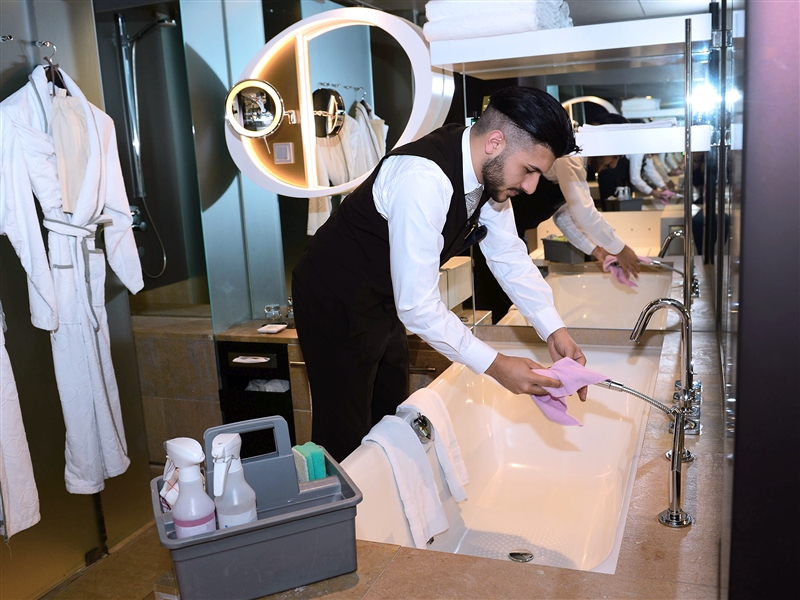 In einem Hotelzimmer das Bad kontrollieren und nachbessern