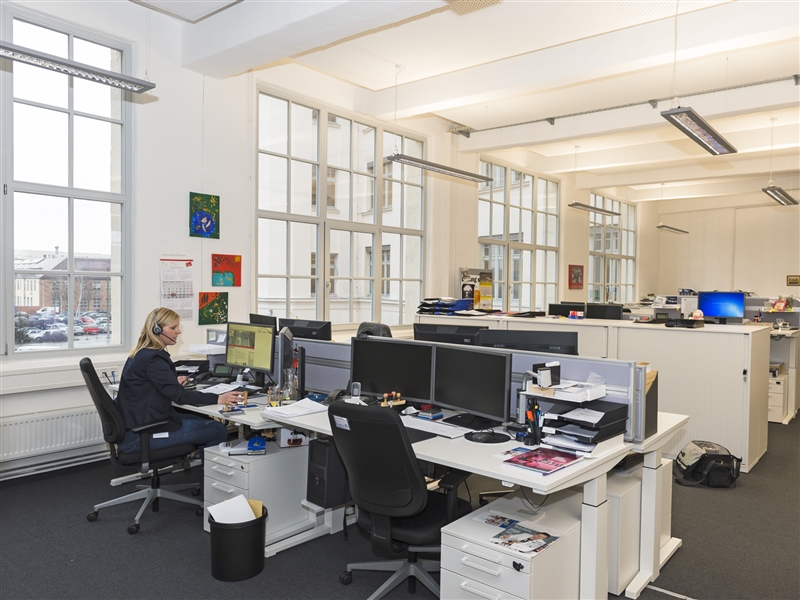 Im Büro Unterlagen für eine Geschäftsreise zusammenstellen