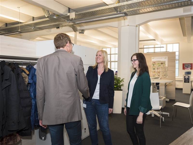 Einen Kunden im Empfangsbereich begrüßen