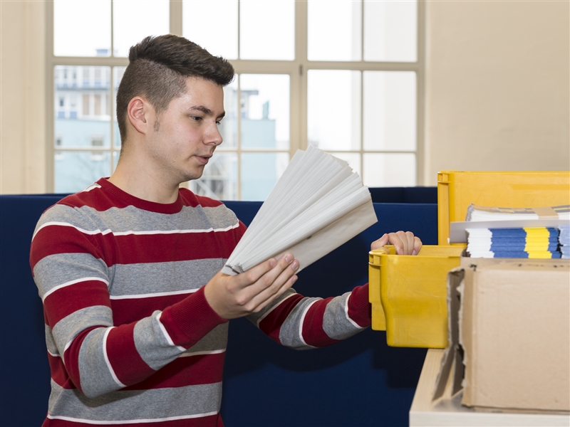 Briefe in einer Postbox für den Versand bereitstellen