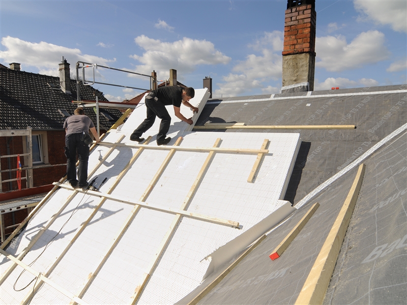 Auf einem Steildach die Lattung und Konterlattung befestigen