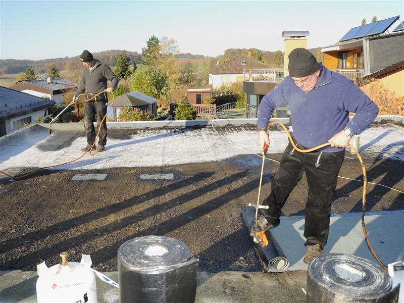 Bitumenbahnen mit dem Gasbrenner verschweißen