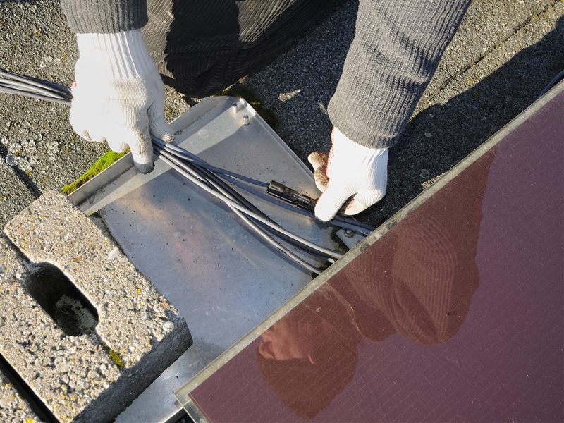 Die Kabel einer Photovoltaikanlage verlegen