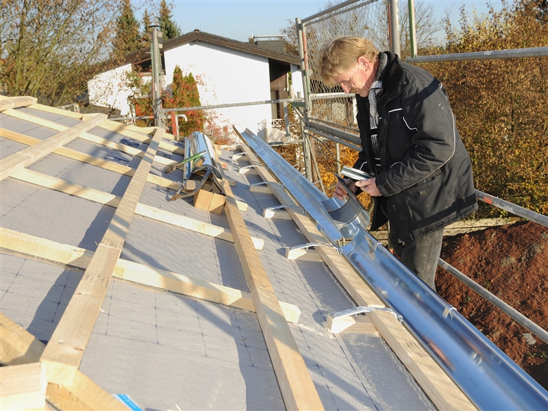 Eine Dachrinne montieren