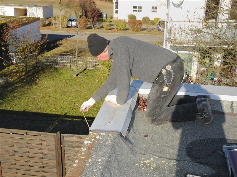 Den Blitzableiterdraht an einer Blechverkleidung anbringen