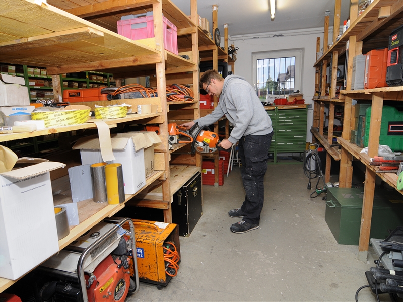 Im Maschinenlager eine Kettensäge entnehmen