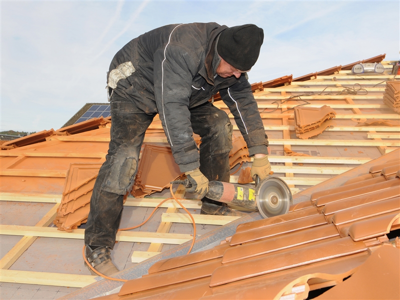 Mit der Diamanttrennscheibe Ziegel passgenau zuschneiden
