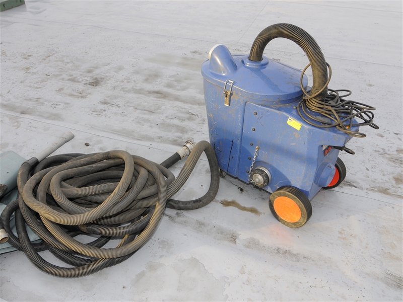 Wasserabsauger für das Trocknen von Flachdächern vor Reparaturen