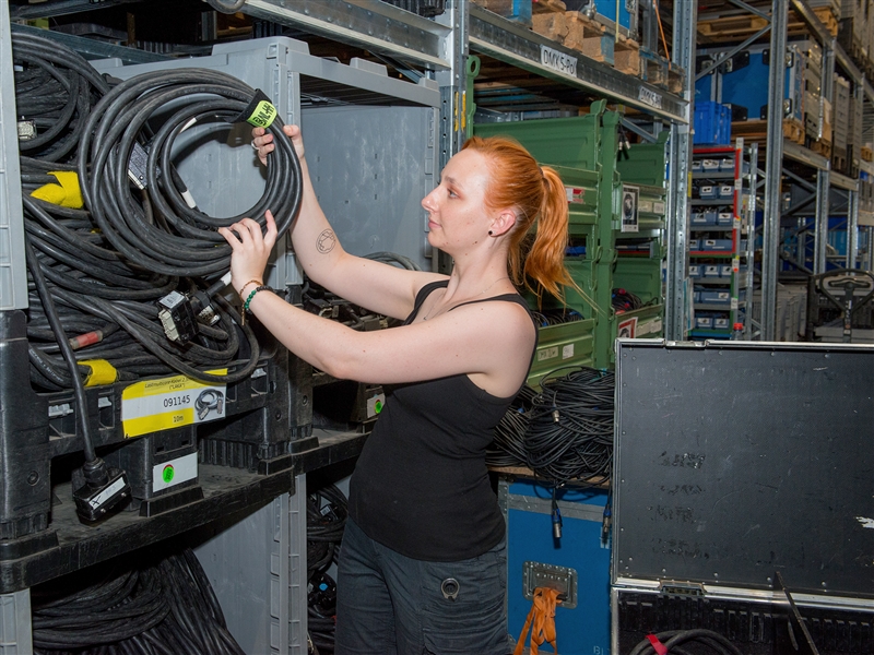 Im Lager Kabel für eine Veranstaltung auswählen