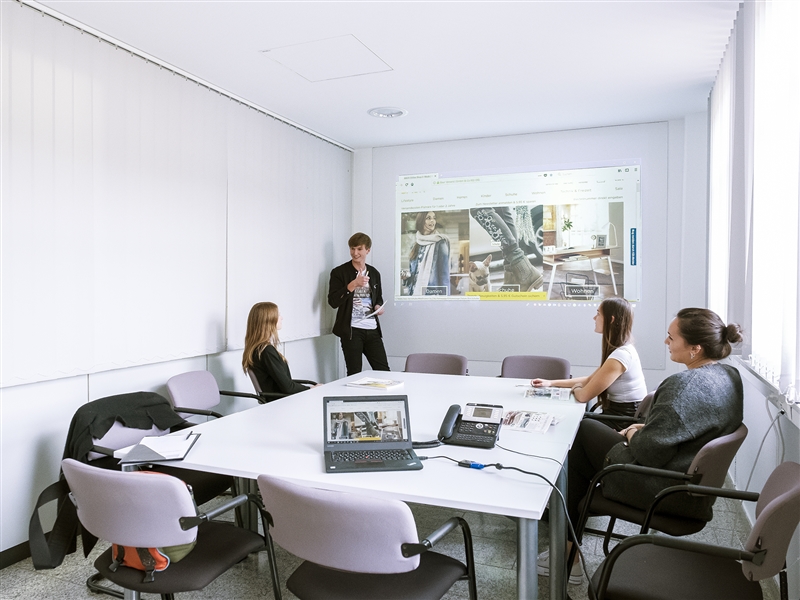 Im Besprechungsraum ein Konzept für den Onlineshop präsentieren