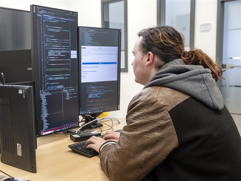 Mit Codiersoftware Funktionen einer Anwendung programmieren