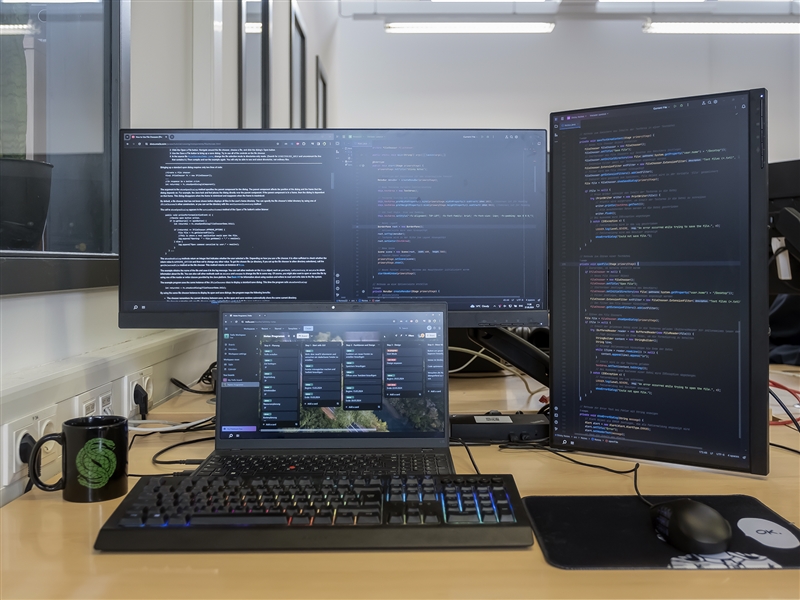 Arbeitsplatz mit Programmierungs- und Projektmanagementtools