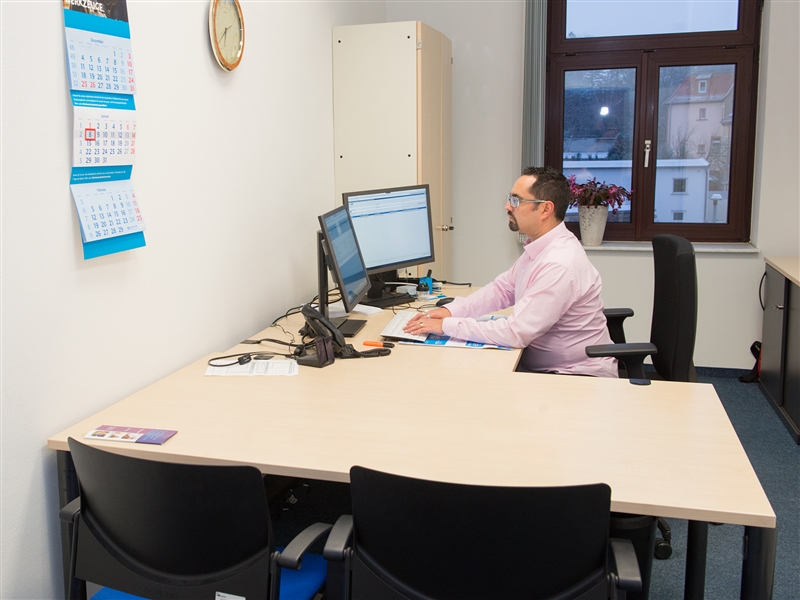 Im Büro schriftliche Anfragen zur Versicherung beantworten