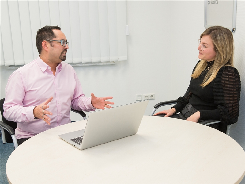 Ein Beratungsgespräch zur Gesundheitsversorgung führen