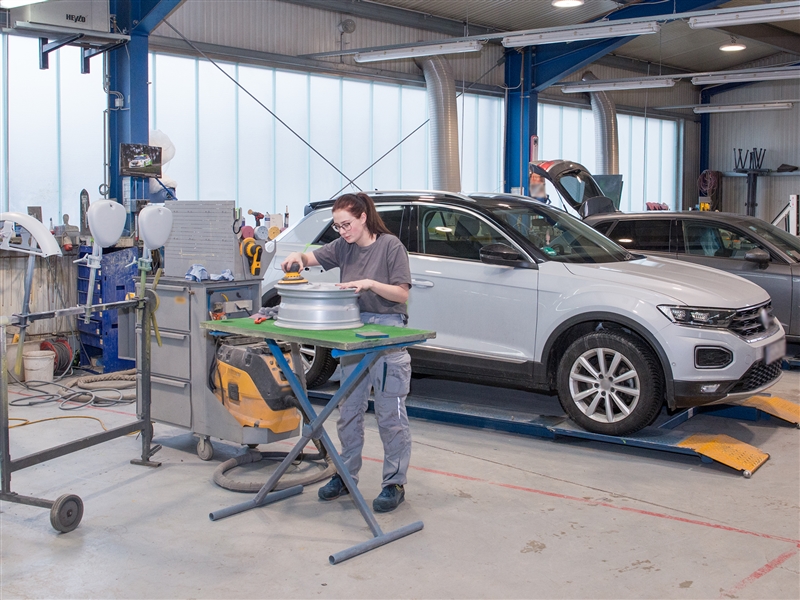 In der Werkstatt eine Felge abschleifen