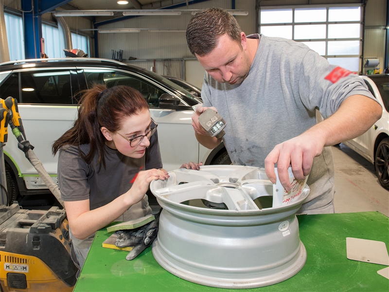 Den passenden Farbton mittels Spritzmusterkarte bestimmen