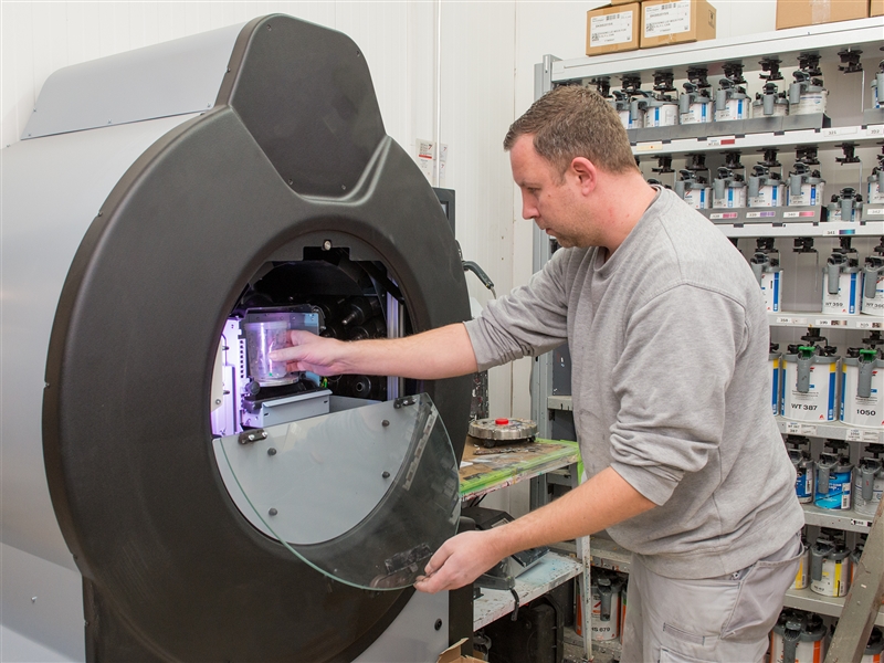 In der Farbmischmaschine eine Lackfarbe herstellen