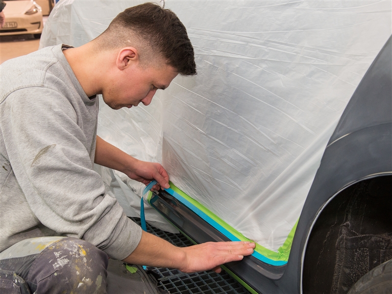 Nicht zu lackierende Fahrzeugteile sorgfältig abkleben