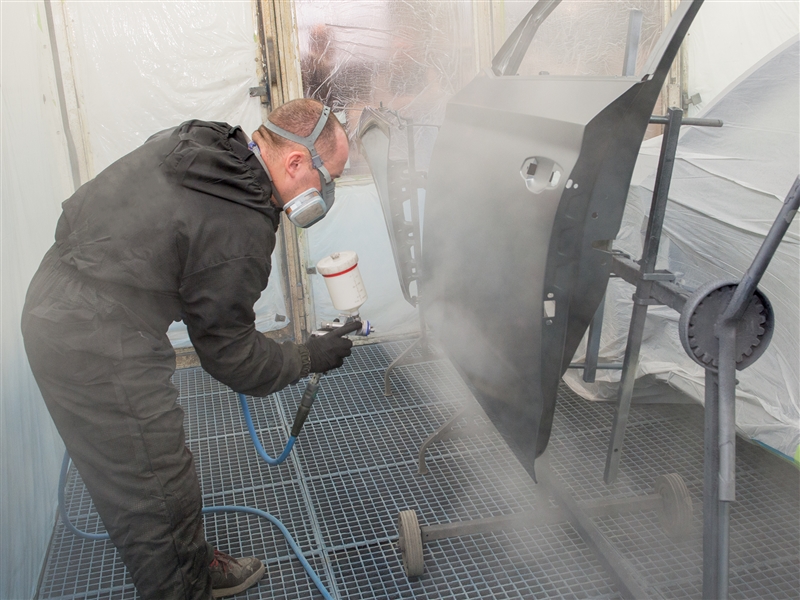 In der Spritzkabine Autotüren grundieren