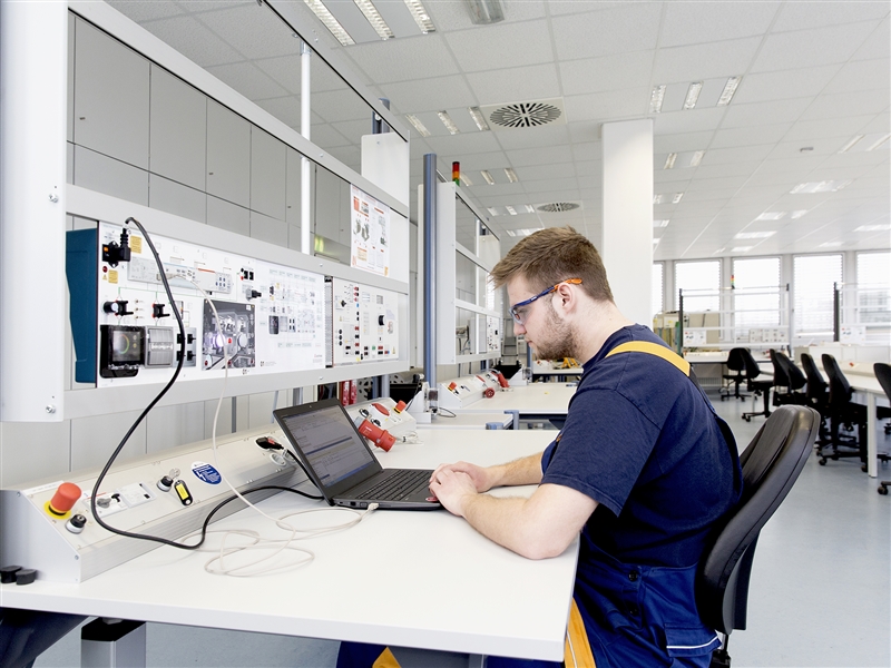 Im Labor Komponenten einer Gebäudeüberwachung testen