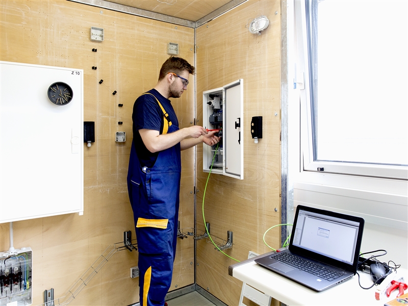 Einen Motorschutzschalter montieren