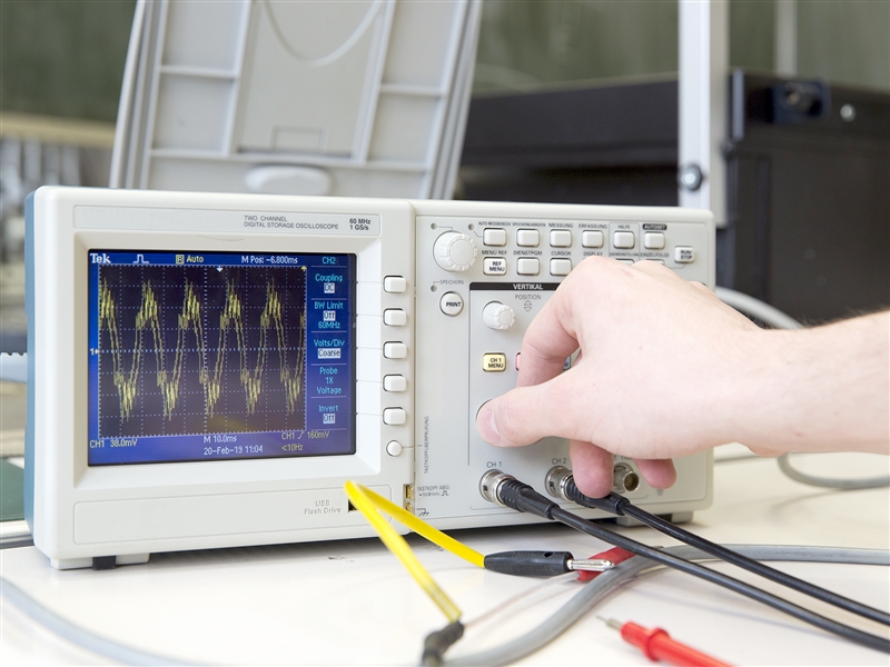 Bei der Analyse eines Defektes Spannungen am Oszilloskop visualisieren