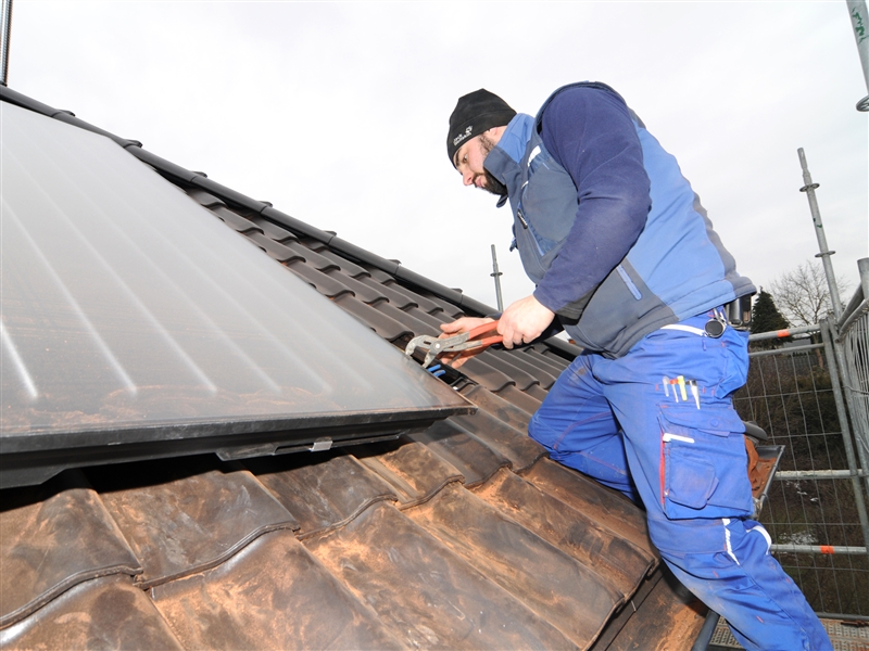 Flachkollektor für eine thermische Solaranlage befestigen