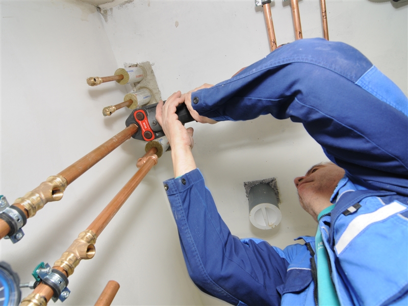 Mit einer Pressmaschine Rohre durch Fittings verbinden