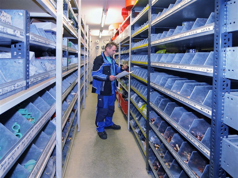 Im Lager anhand eines Montageplans benötigte Teile auswählen