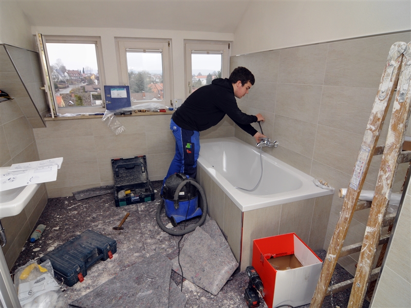 Auf der Baustelle eine Badwannenarmatur montieren