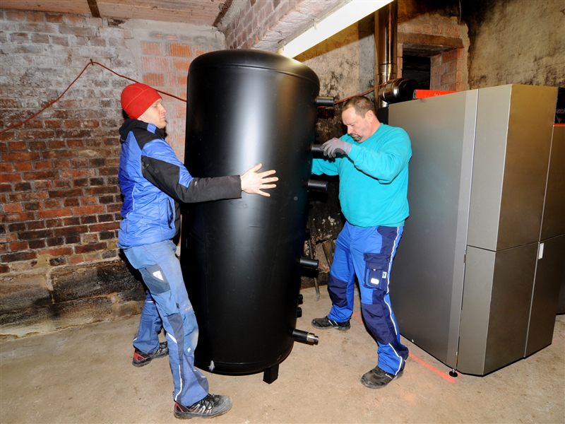 Gemeinsam einen Pufferspeicher in die richtige Position rücken