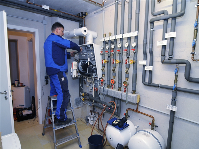 Im Heizungskeller einen Defekt an der Brennwerttherme reparieren