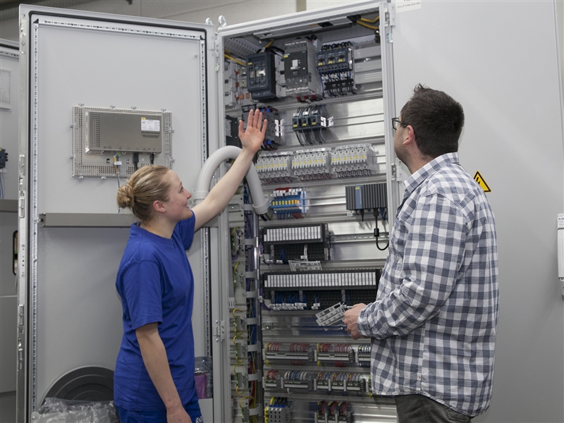 Einem Kunden die Steuerung einer Lüftungsanlage erläutern