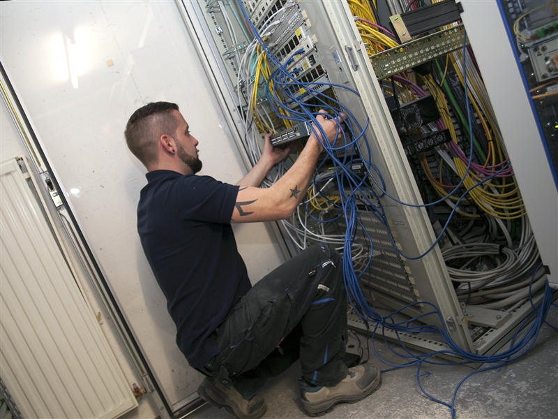 Bauelemente im Verteiler eines IT-Netzwerkes installieren