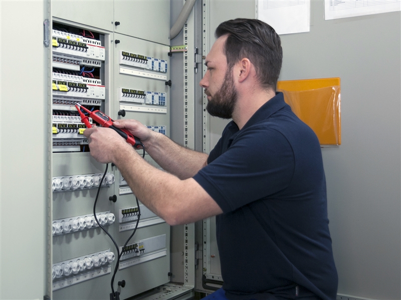 In einem Verteilerkasten Spannungen messen