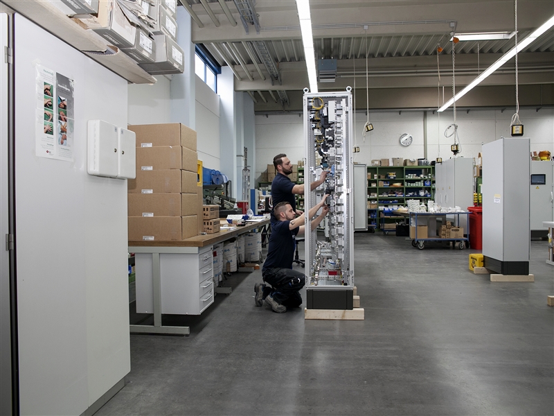 In der Werkstatt den Schaltschrank einer Klimaanlage prüfen