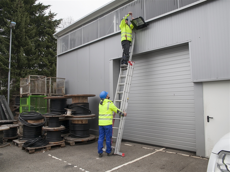 Im Freien eine Beleuchtungsanlage anschließen