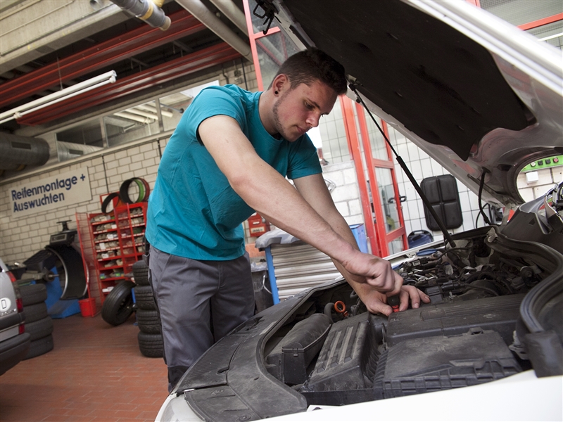 Die Motorverkleidung für einen Luftfilterwechsel abbauen