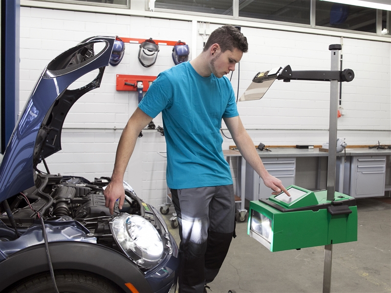 Scheinwerfer mit dem Einstellgerät korrekt ausrichten