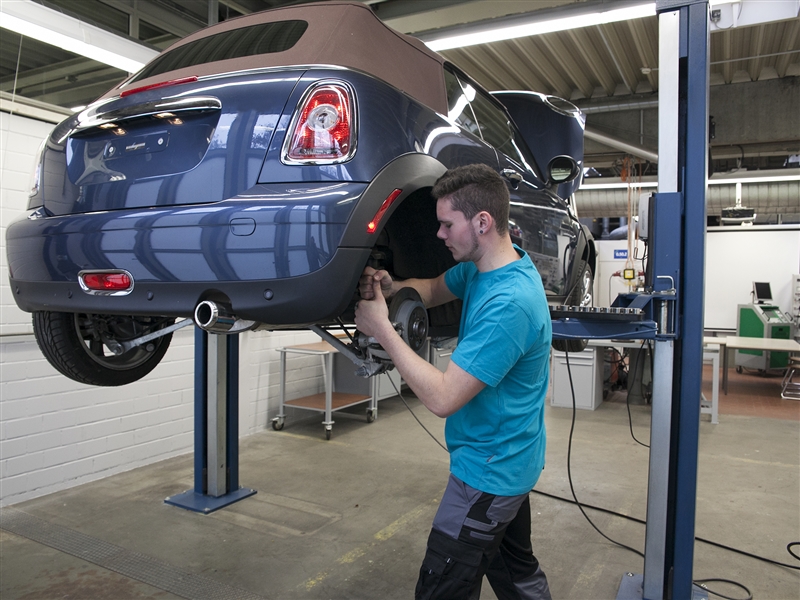 Bei der Fahrzeugreparatur eine Bremsscheibe ausbauen