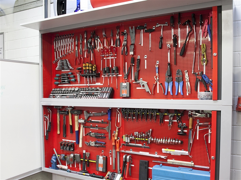 Werkzeug für Autoreparaturen in einem Regal