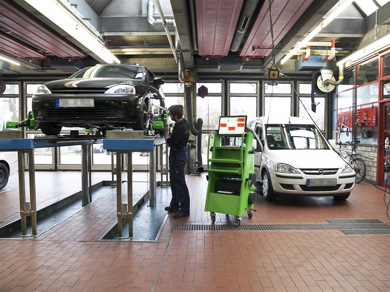 In der Werkstatt die Achseinstellung mit dem Messgerät prüfen