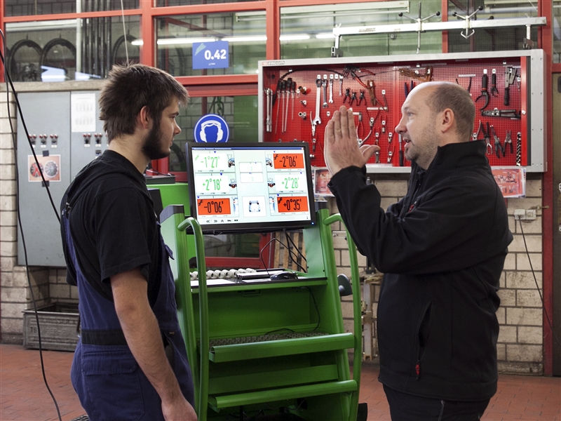 Mit dem Werkstattmeister die Spureinstellung besprechen