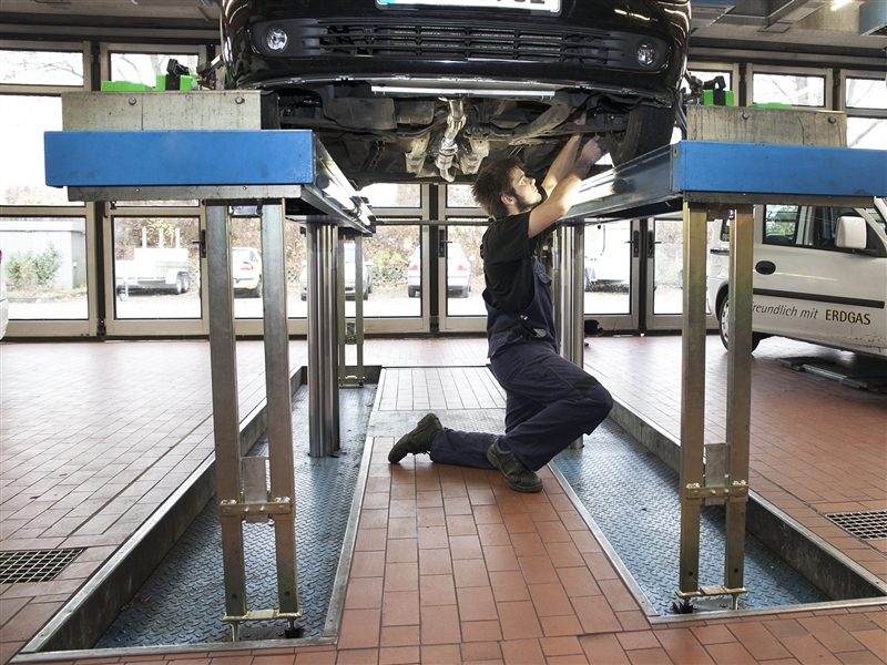 An einem hochgebockten Fahrzeug die Spur einstellen