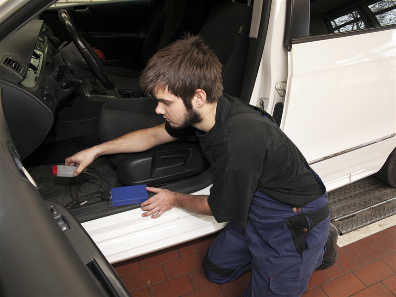 Ein Diagnosesystem zum Auslesen von Fahrdaten anschließen