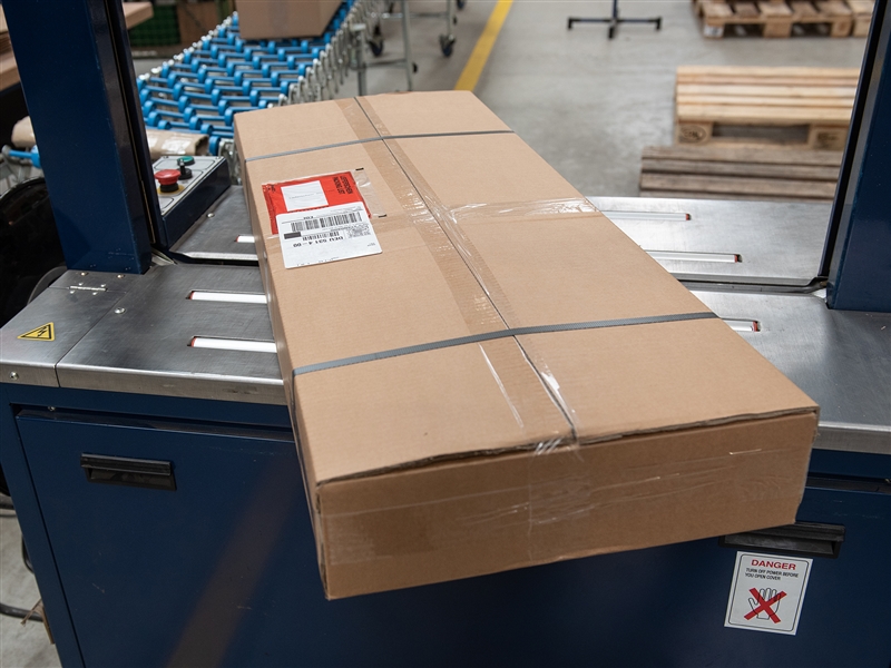 Paket auf einer Umreifungsmaschine