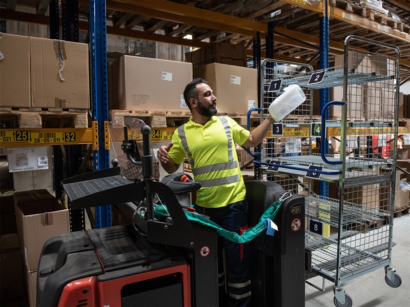 Eine Sendung auf einem Kommissionierwagen zusammenstellen